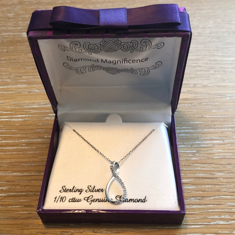 NWT Infinity necklace